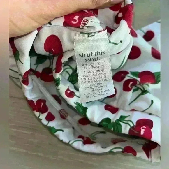 Strut This Kinzie red white sports Bra 🍒 sz small - Picture 9 of 13